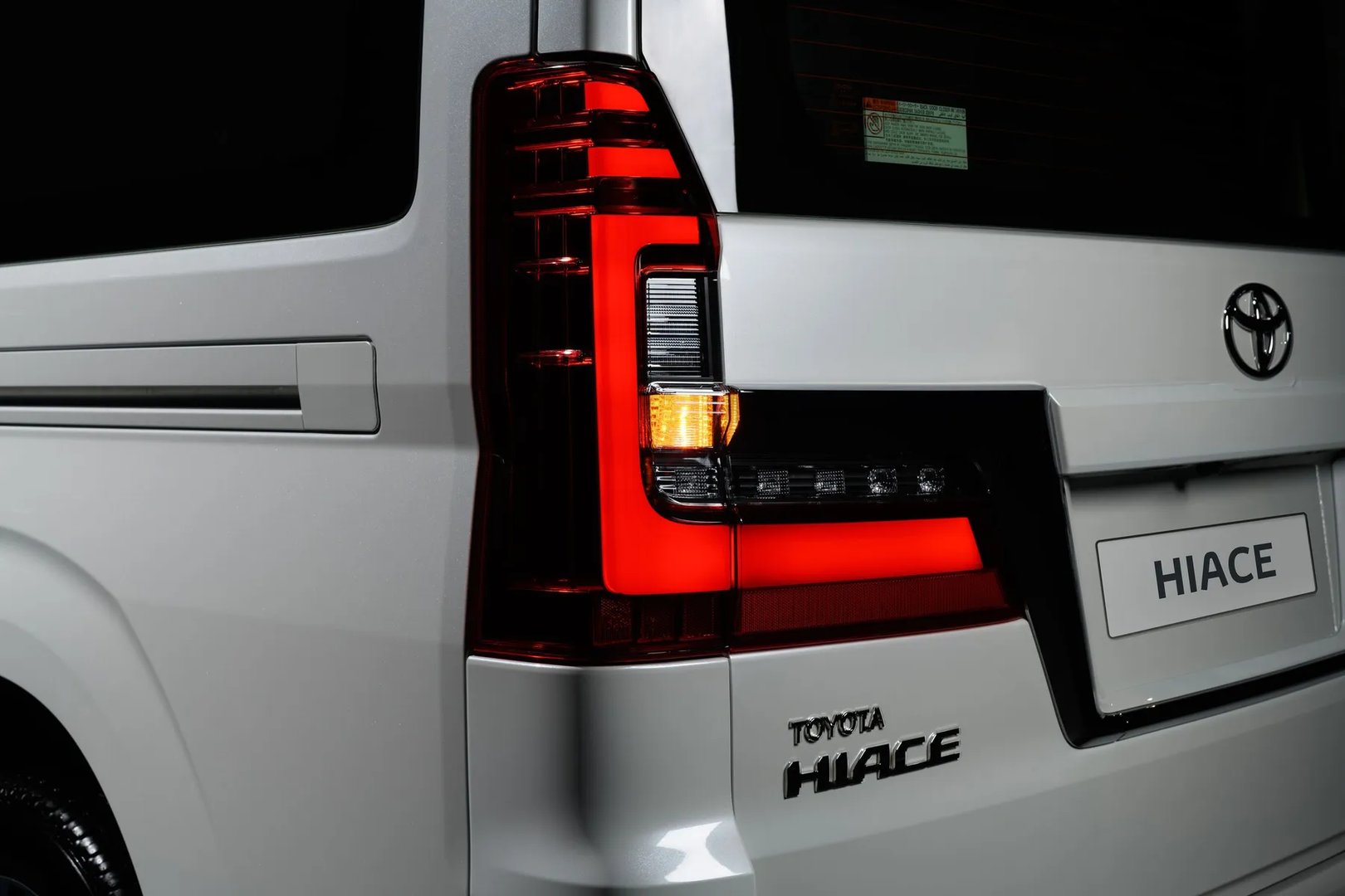 Toyota_HiAce_4_generation__Minivan__4.jpg