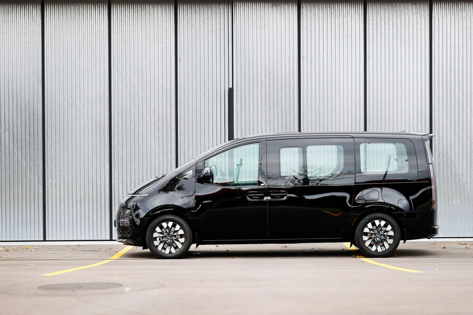 Hyundai_Staria_1_generation__Minivan__4.jpg