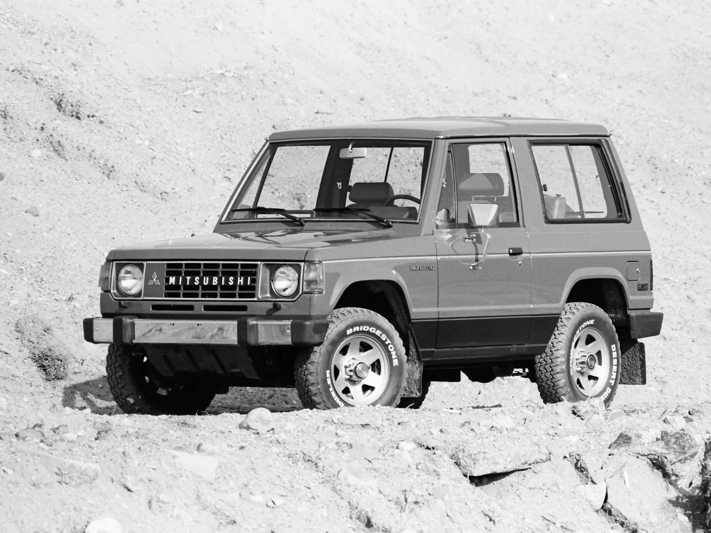 Mitsubishi_Montero_1_generation__SUV_3-doors__2.jpg