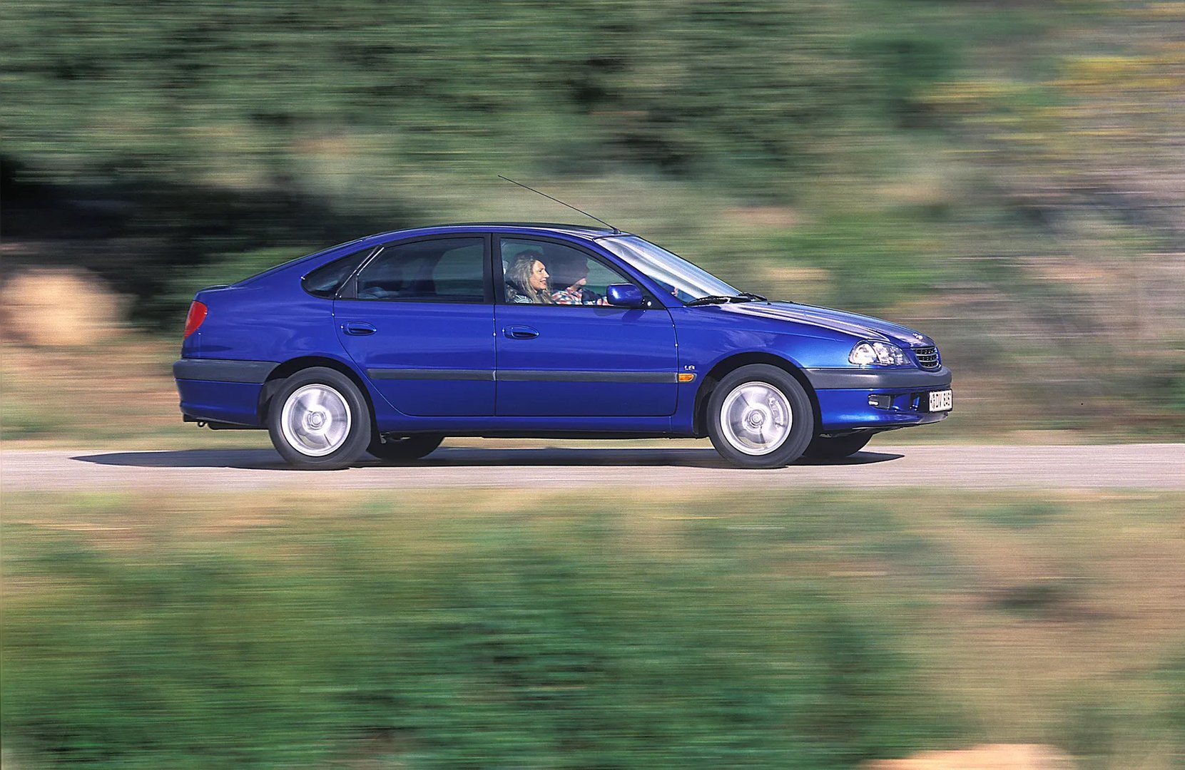Toyota_Avensis_1_generation__Hatchback_5-door__2.jpg