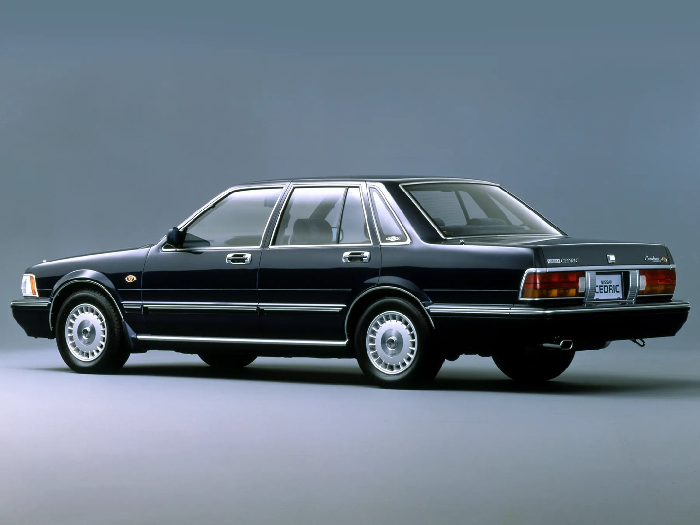 Nissan_Cedric_7_generation__Sedan__1.jpg