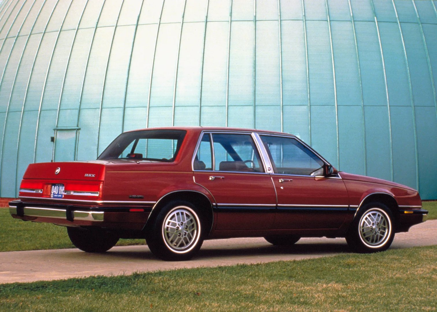 Buick_LeSabre_6_generation__Sedan__1.jpg