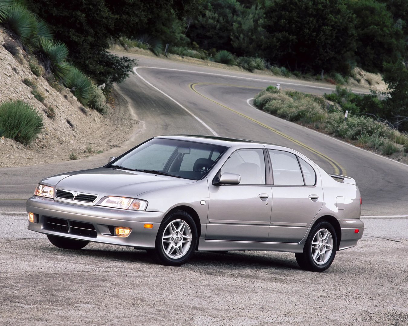Infiniti_G_2_generation__Sedan__1.jpg