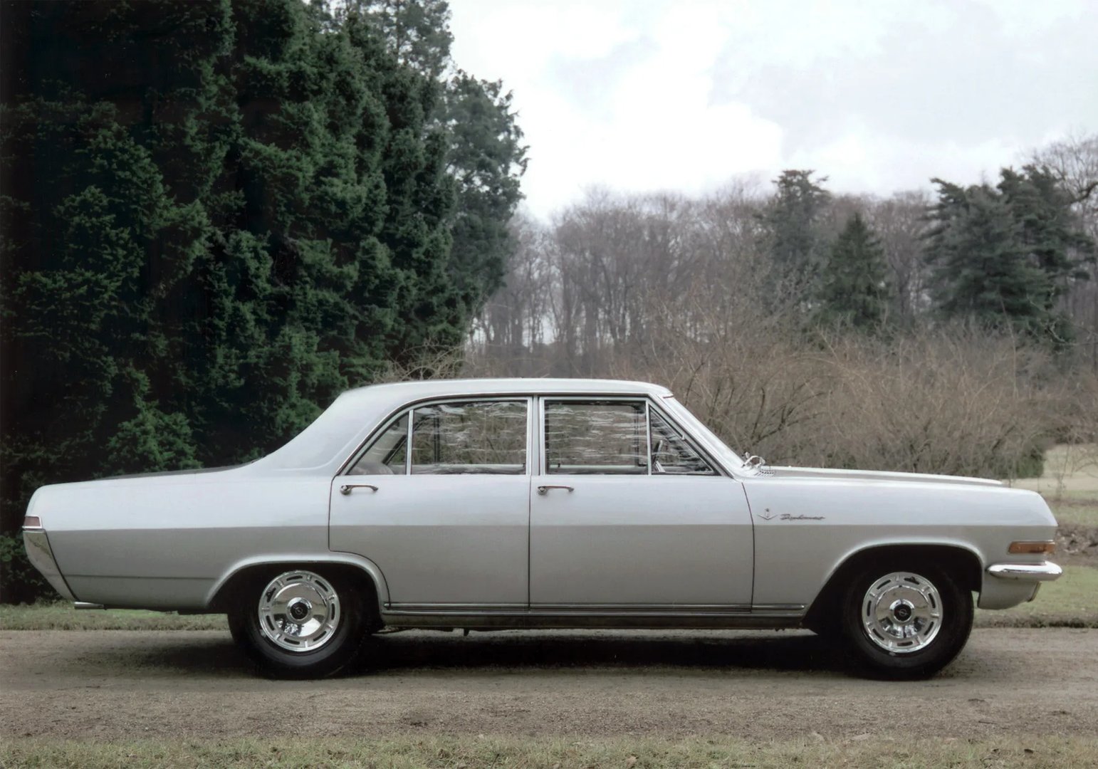 Opel_Diplomat_1_generation__Sedan__4.jpg
