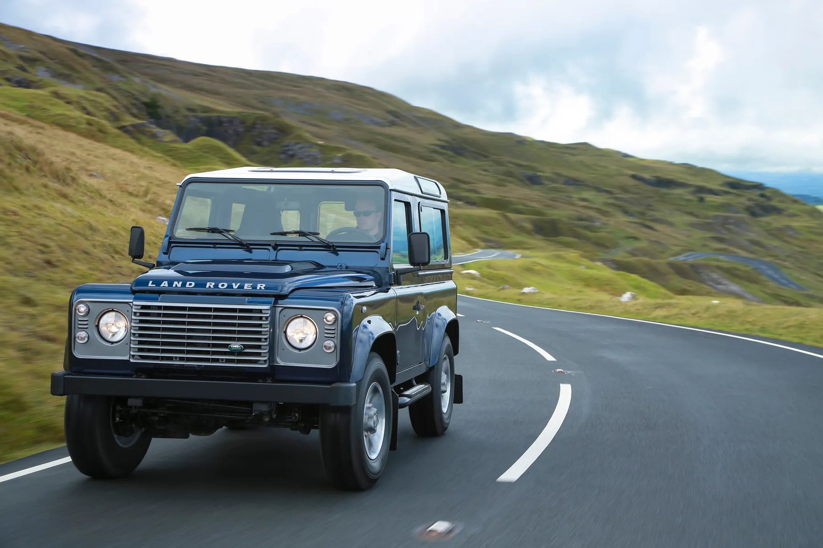 Land Rover_Defender_1_generation_restyling__SUV_3-doors__2.jpg