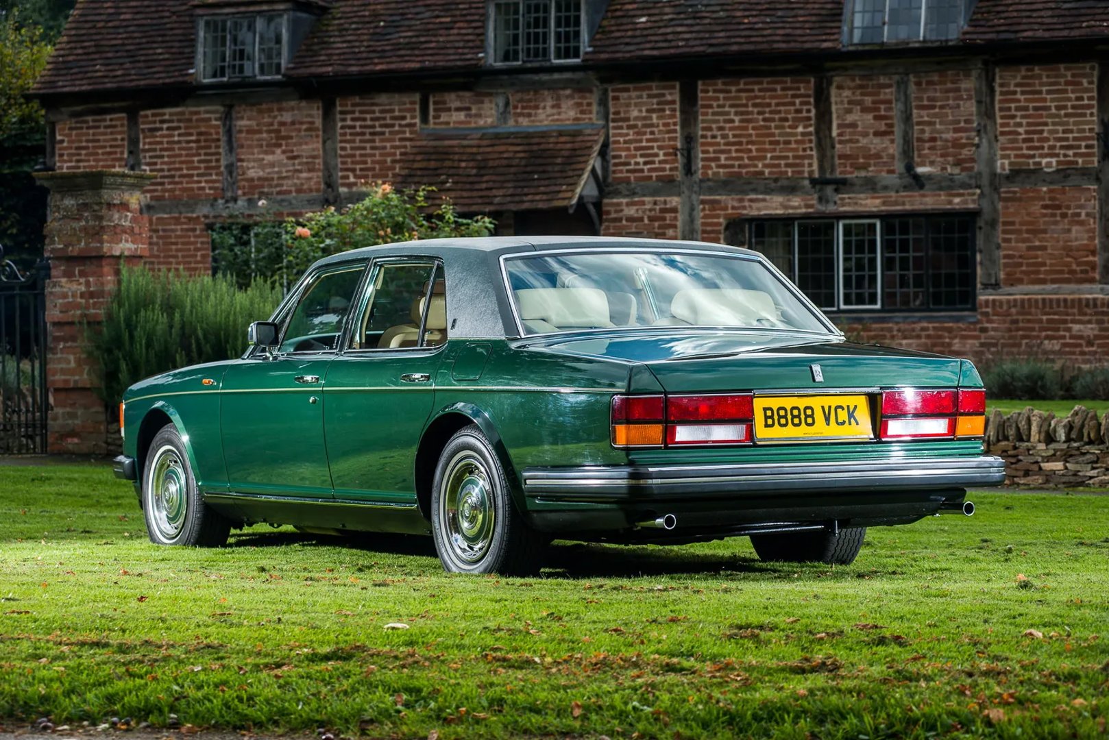 Rolls-Royce_Silver_Spirit_1_generation__Sedan__1.jpg