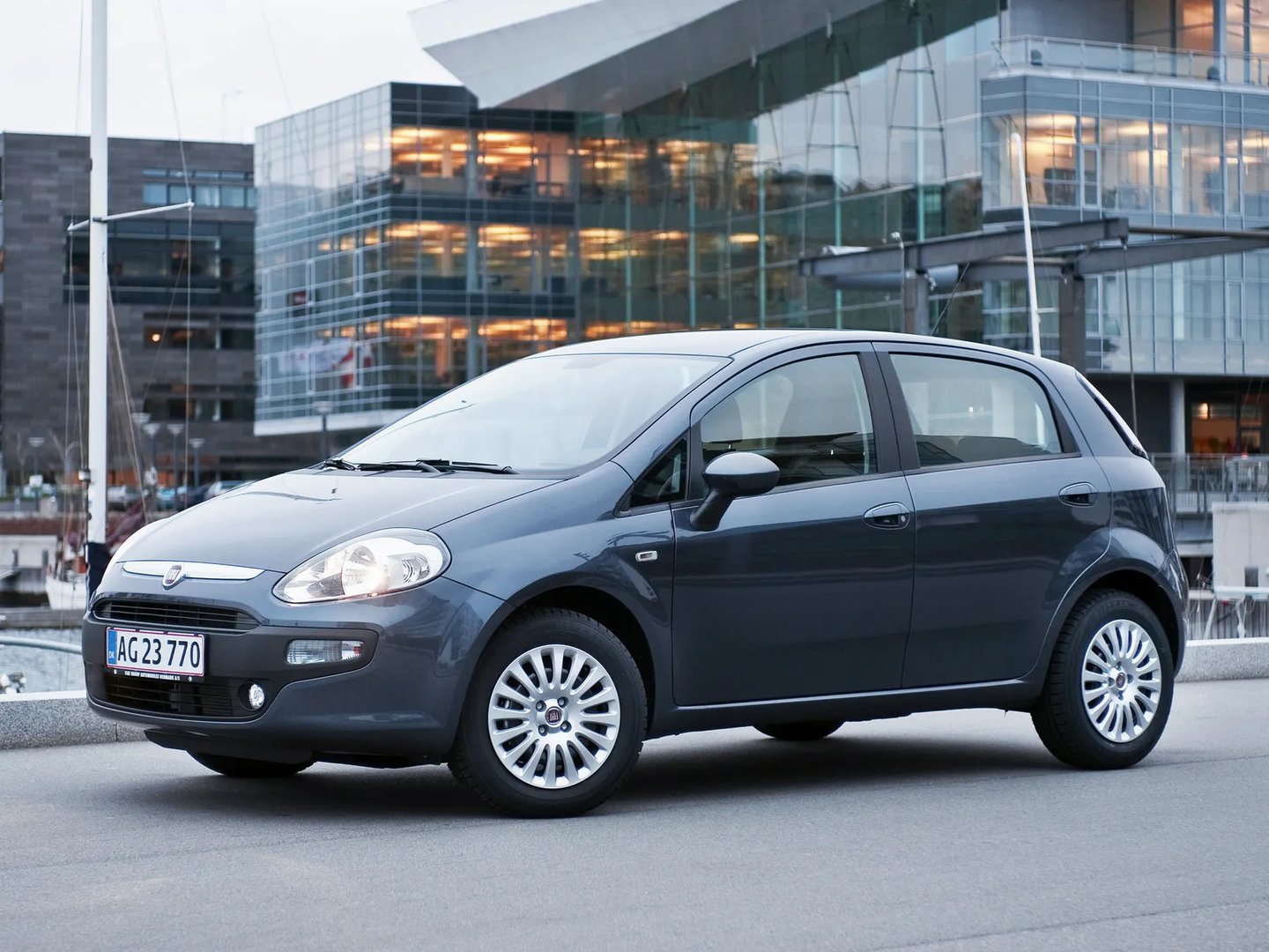 Fiat_Punto_3_generation_restyling__Mini_5-doors__8.jpg