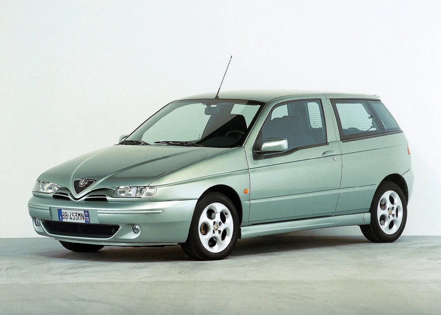 Alfa Romeo_145_1_generation_restyling__Mini_3-doors__5.jpg