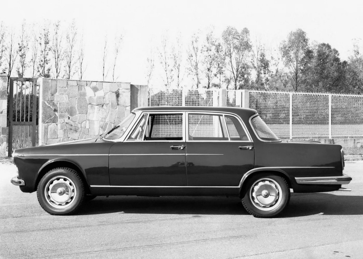 Alfa Romeo_2600_1_generation__Sedan__1.jpg