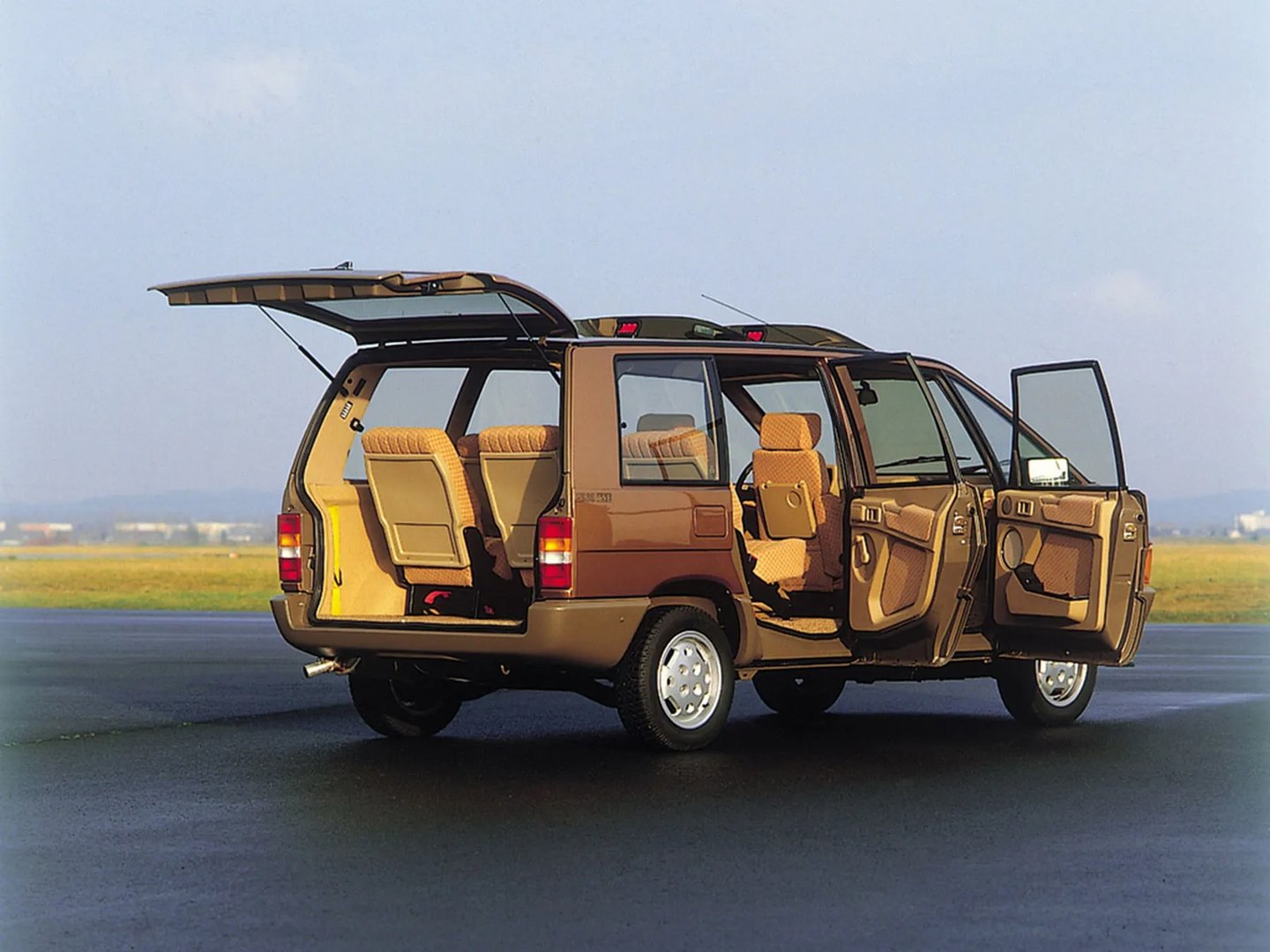 Renault_Espace_1_generation__Minivan__11.jpg