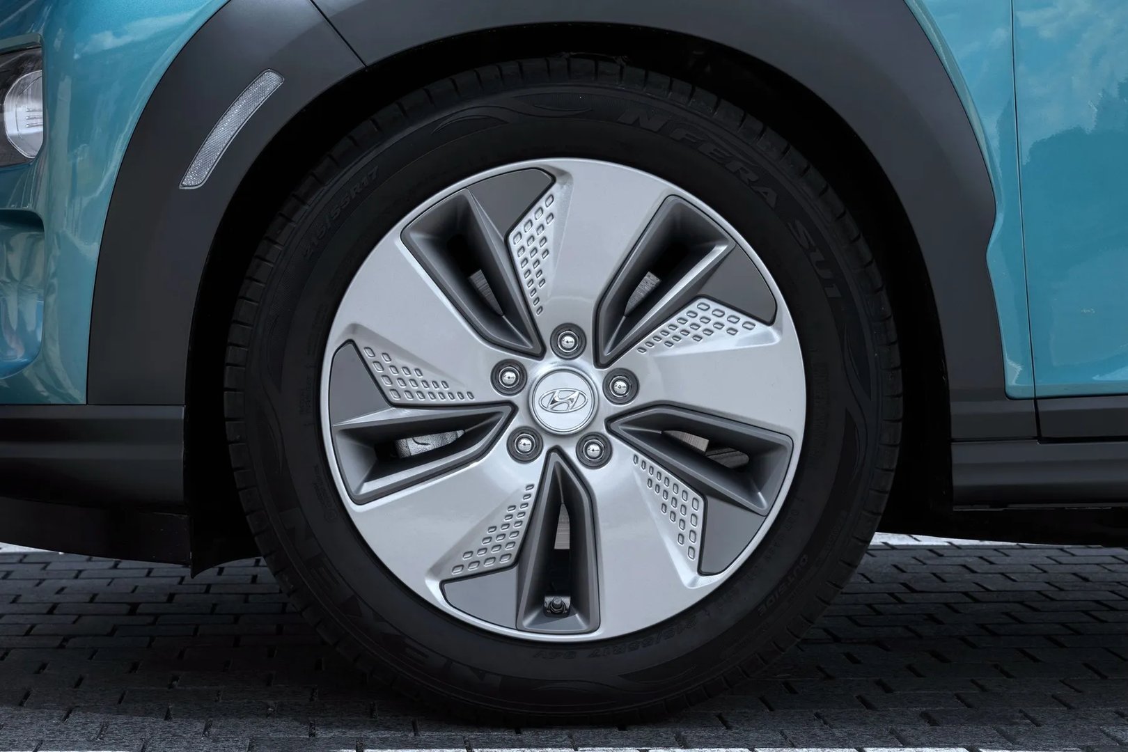 Hyundai_Kona_EV_1_generation__SUV_5-doors__8.jpg