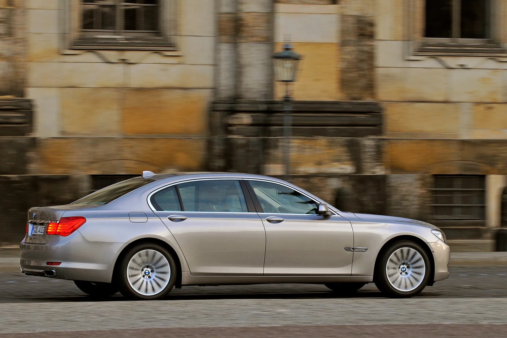 BMW_7_series_5_generation__Sedan_Long__13.jpg