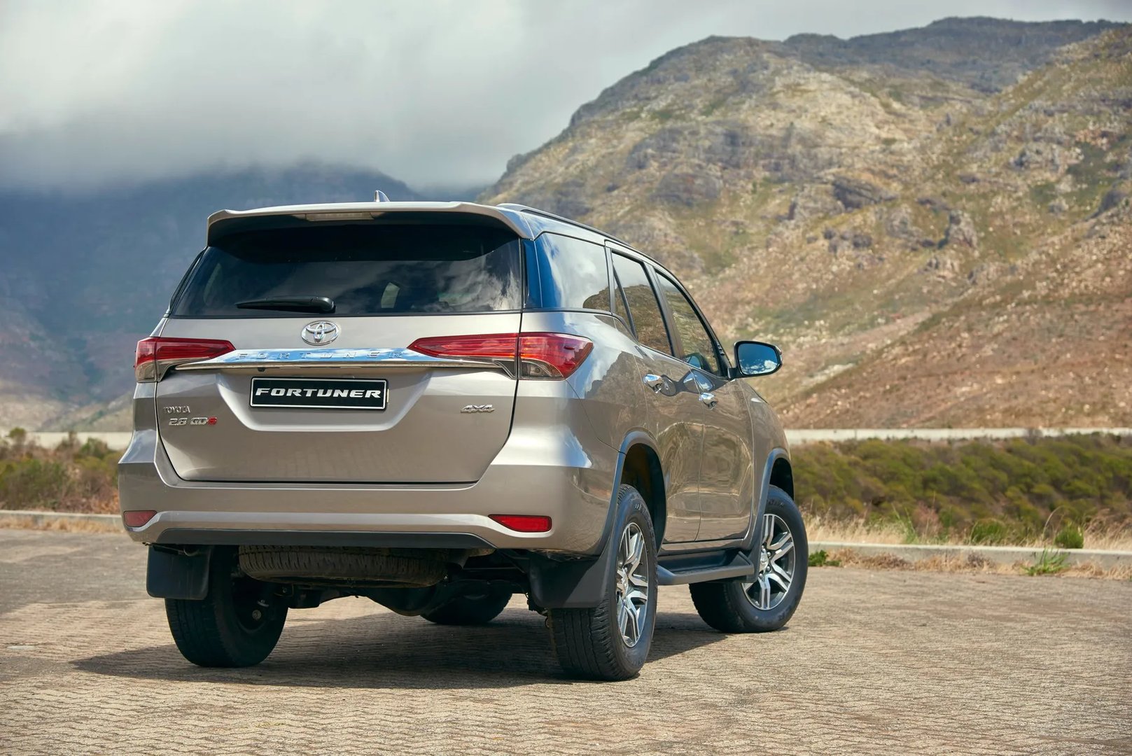Toyota_Fortuner_2_generation__SUV_5-doors__12.jpg