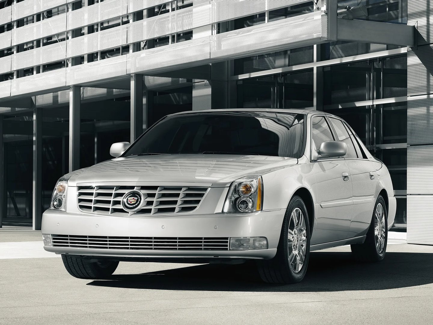 Cadillac_DTS_1_generation__Sedan__7.jpg