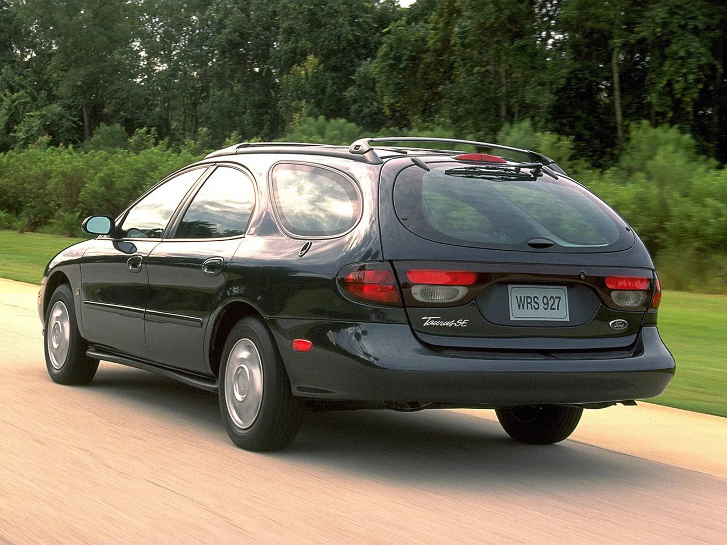 Ford_Taurus_3_generation__Estate_5-door__3.jpg