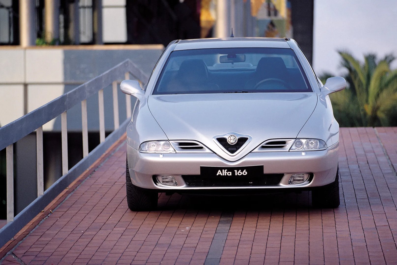 Alfa Romeo_166_1_generation__Sedan__5.jpg