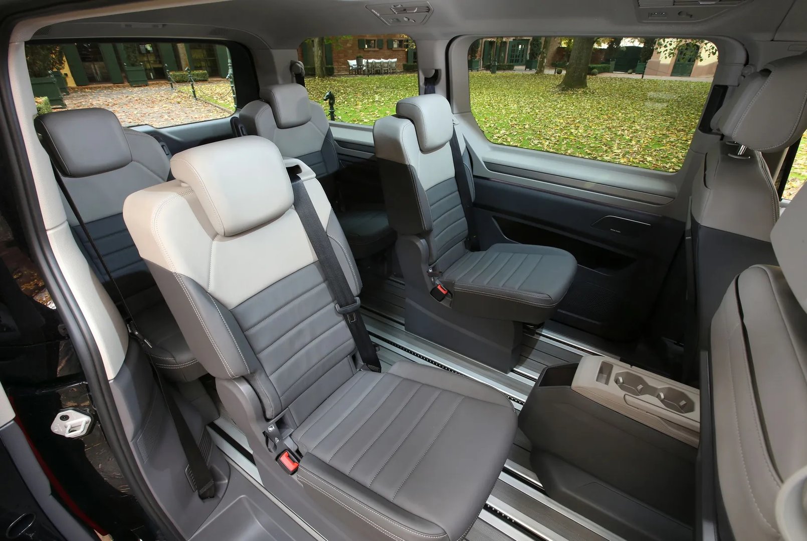 Volkswagen_Multivan_7_generation__Minivan_Long__13.jpg