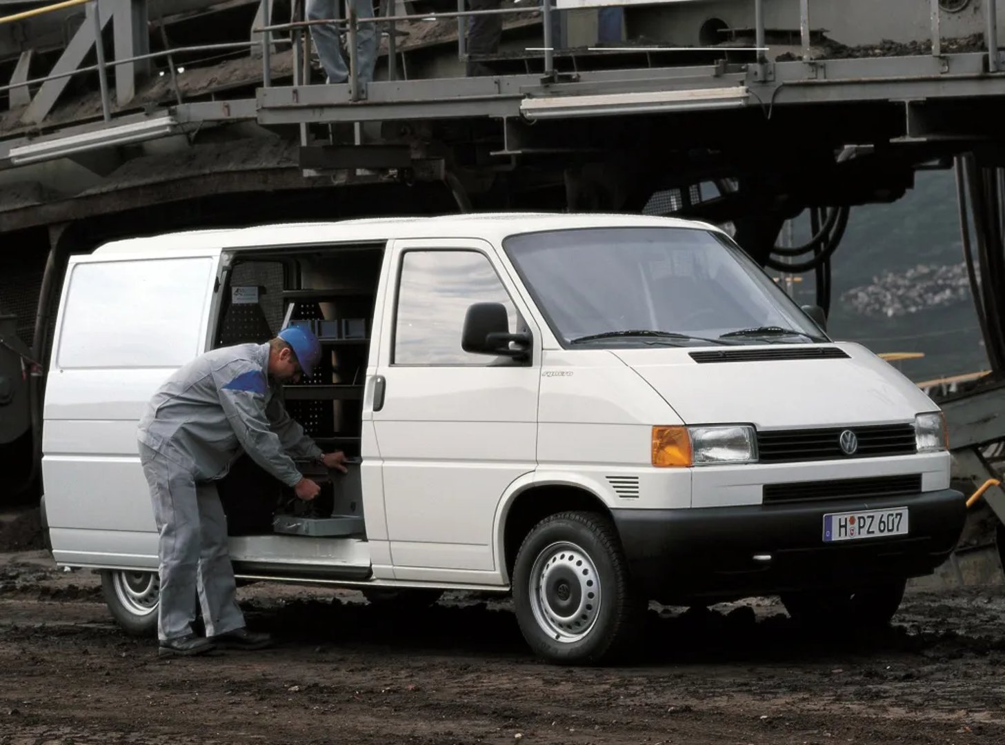 Volkswagen_Transporter_4_generation__Van__2.jpg