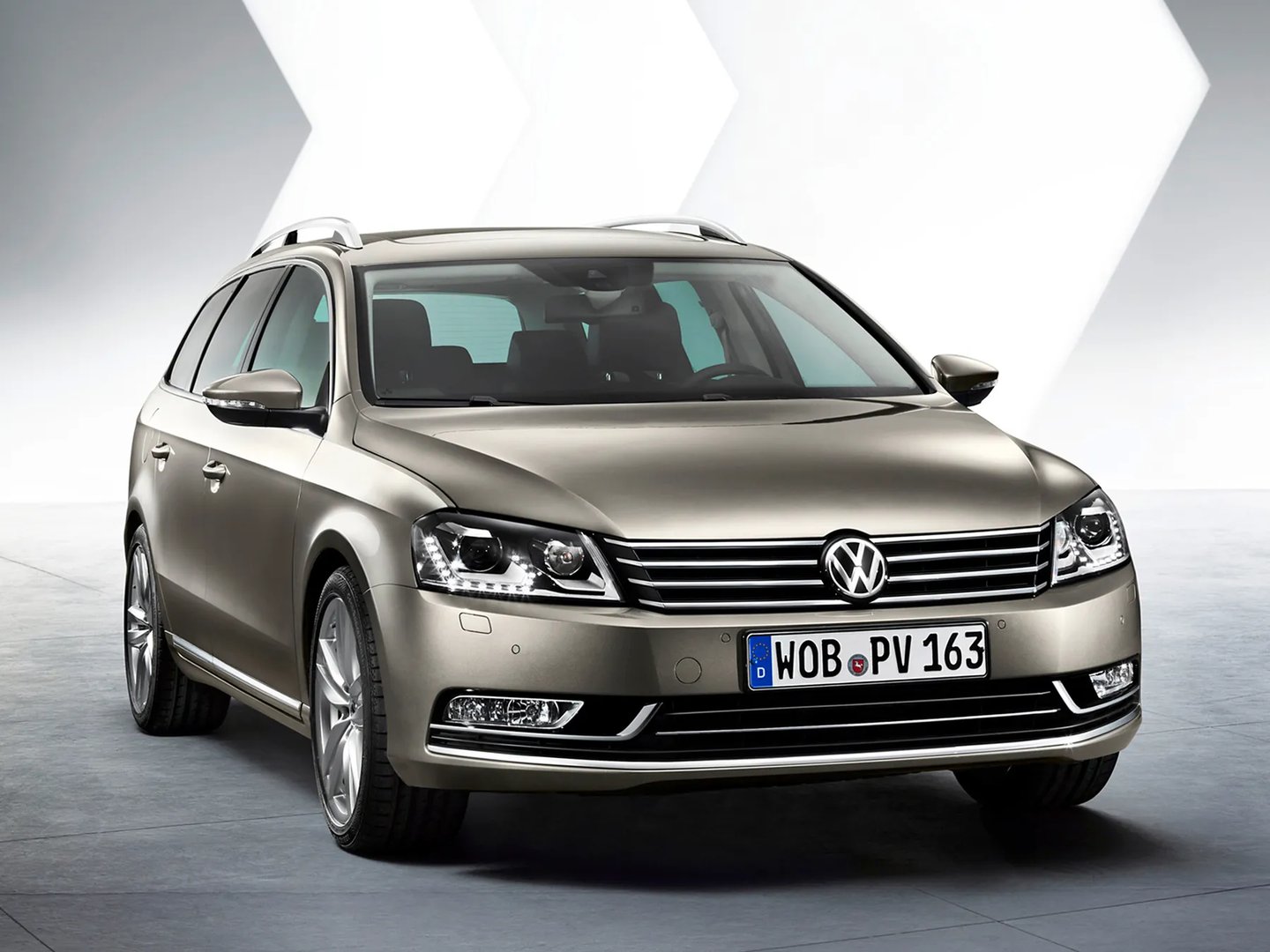 Volkswagen_Passat_7_generation__Estate_5-door__4.jpg