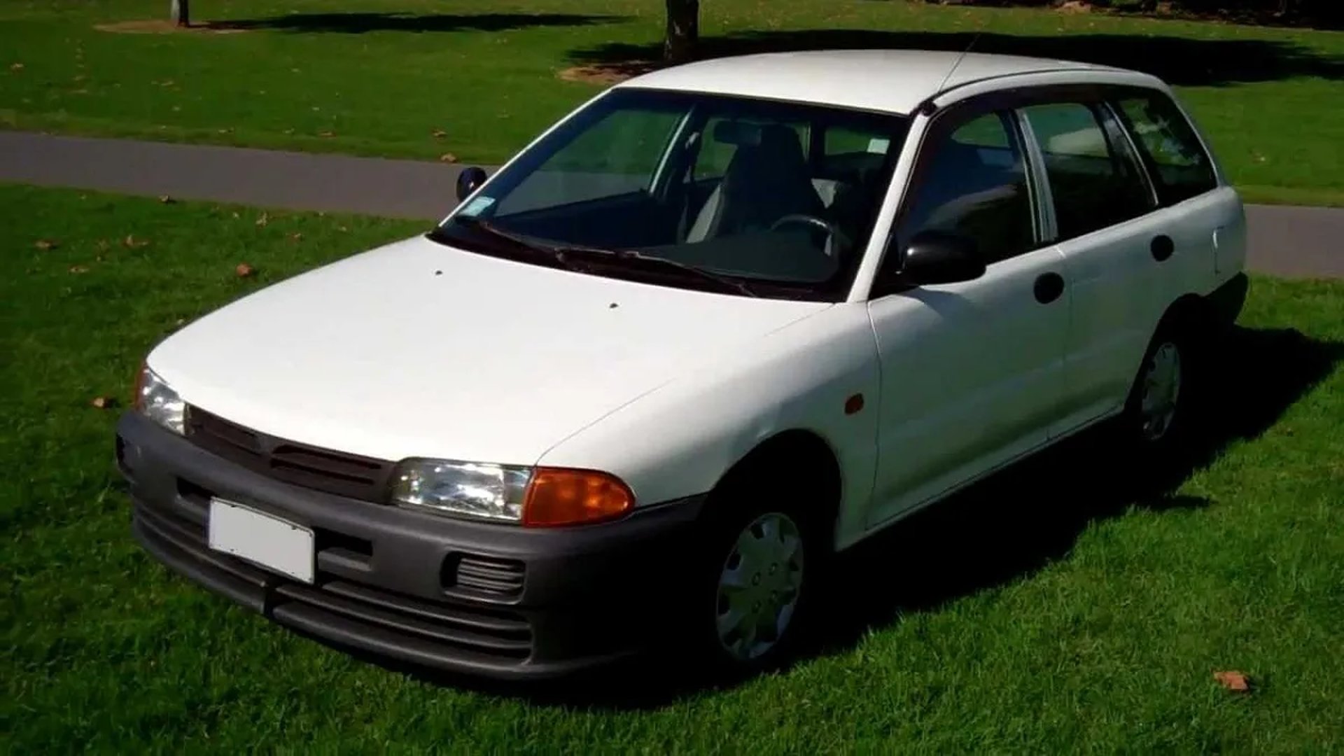Mitsubishi_Libero_1_generation_restyling__Estate_5-door__2.jpg