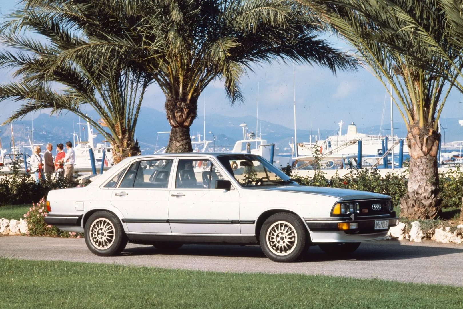 Audi_200_1_generation__Sedan__12.jpg