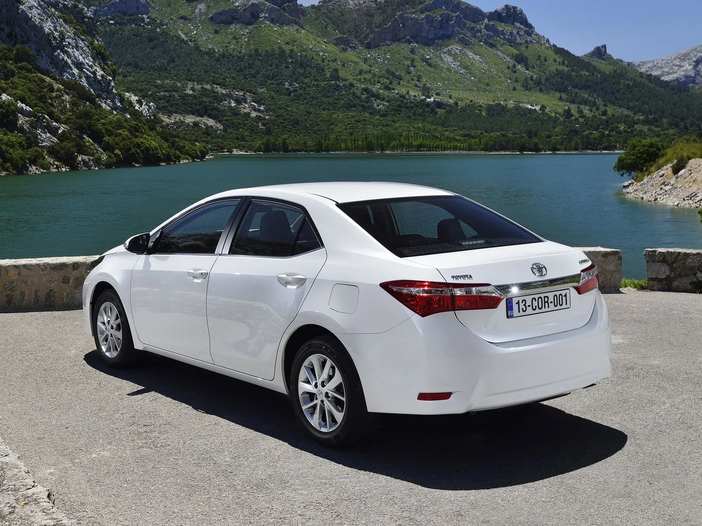 Toyota_Corolla_11_generation__Sedan__12.jpg
