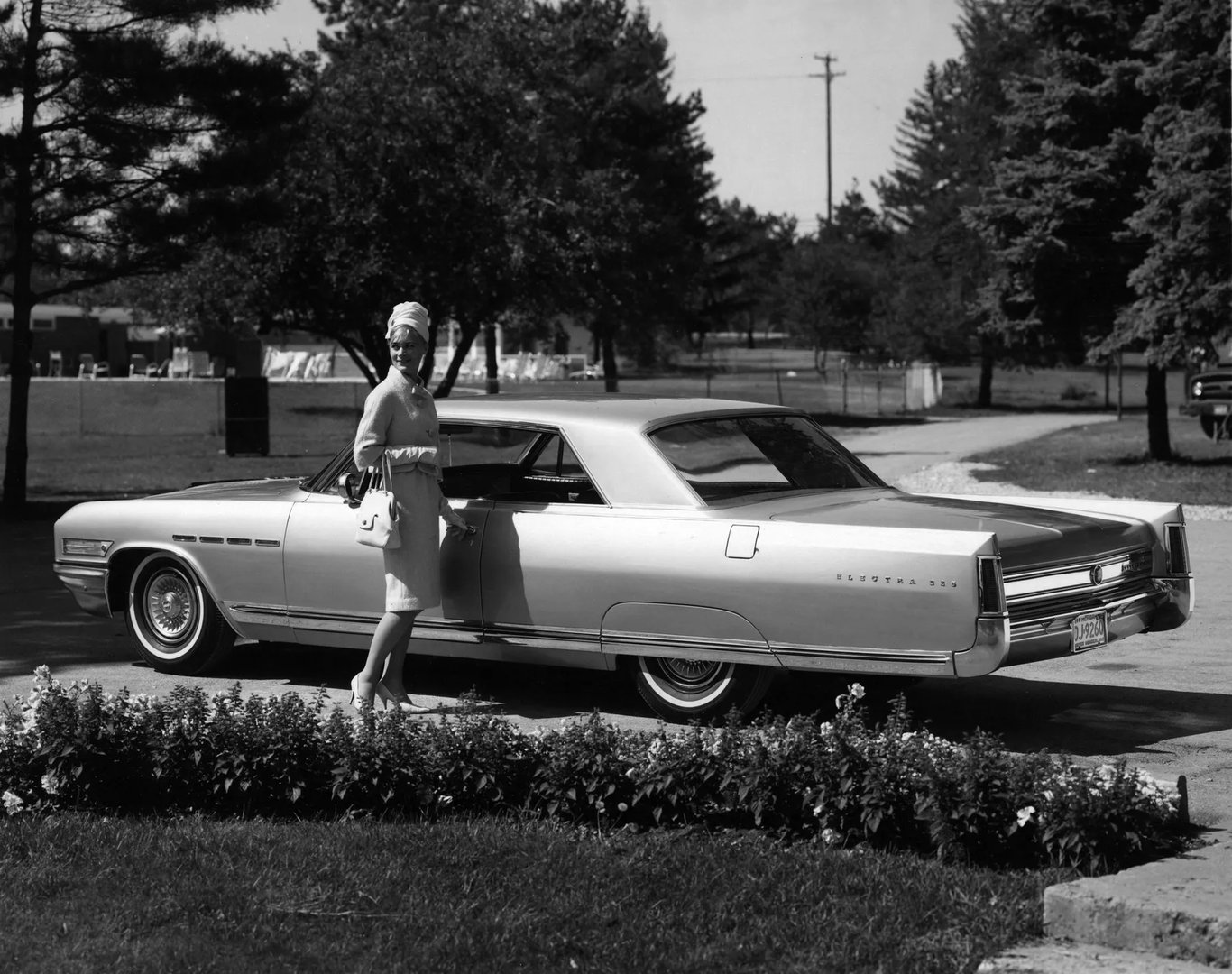Buick_Electra_2_generation__Coupe_Hardtop__2.jpg