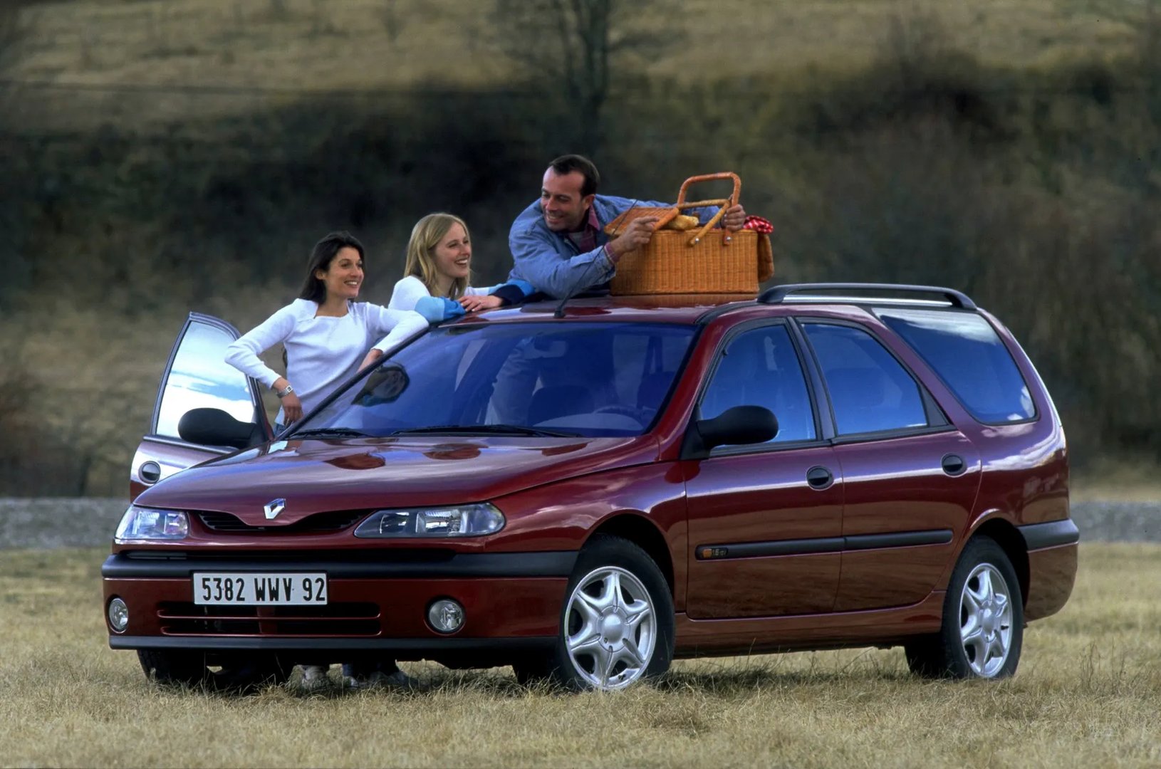 Renault_Laguna_1_generation__Estate_5-door__1.jpg