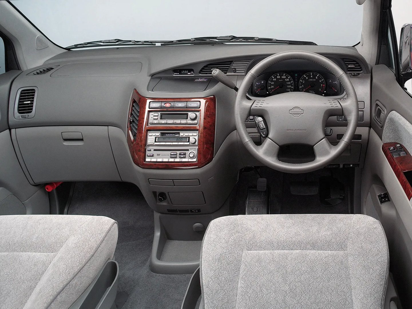 Nissan_Elgrand_1_generation__Minivan__2.jpg