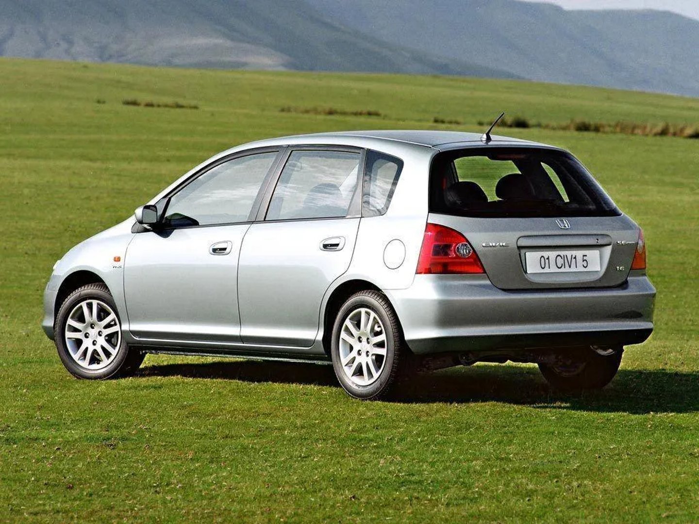 Honda_Civic_7_generation__Hatchback_5-door__4.jpg