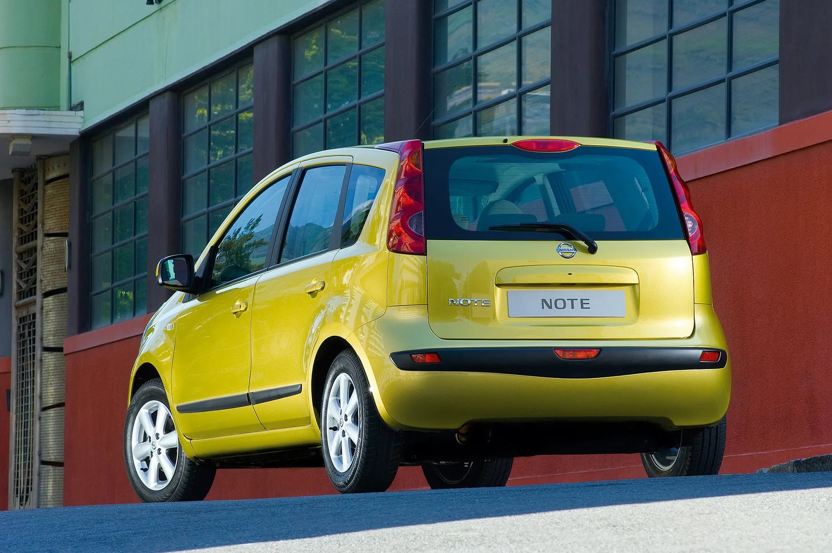 Nissan_Note_1_generation__Hatchback_5-door__9.jpg