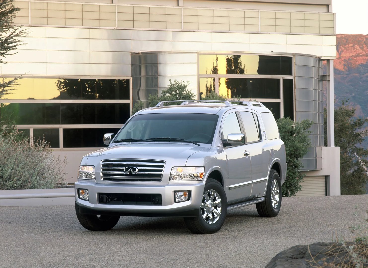 Infiniti_QX56_1_generation__SUV_5-doors__13.jpg