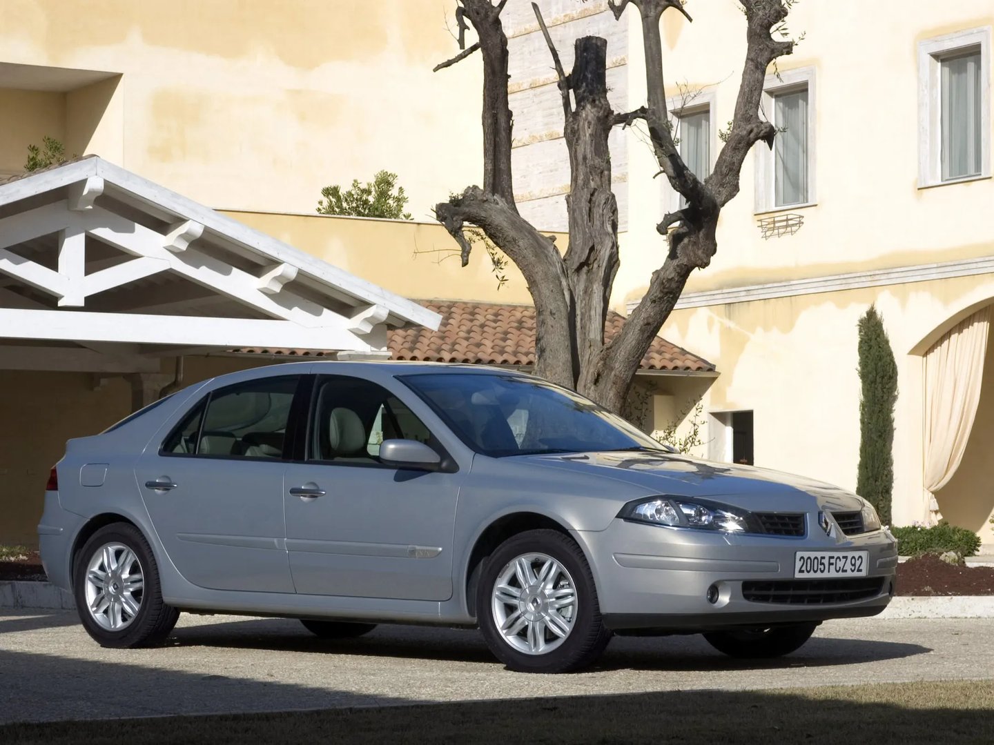 Renault_Laguna_2_generation_restyling__Liftback__6.jpg