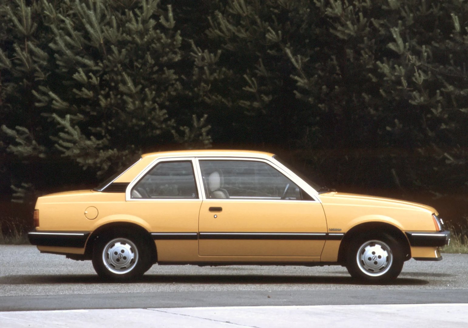 Opel_Ascona_3_generation__Sedan_2-doors__4.jpg