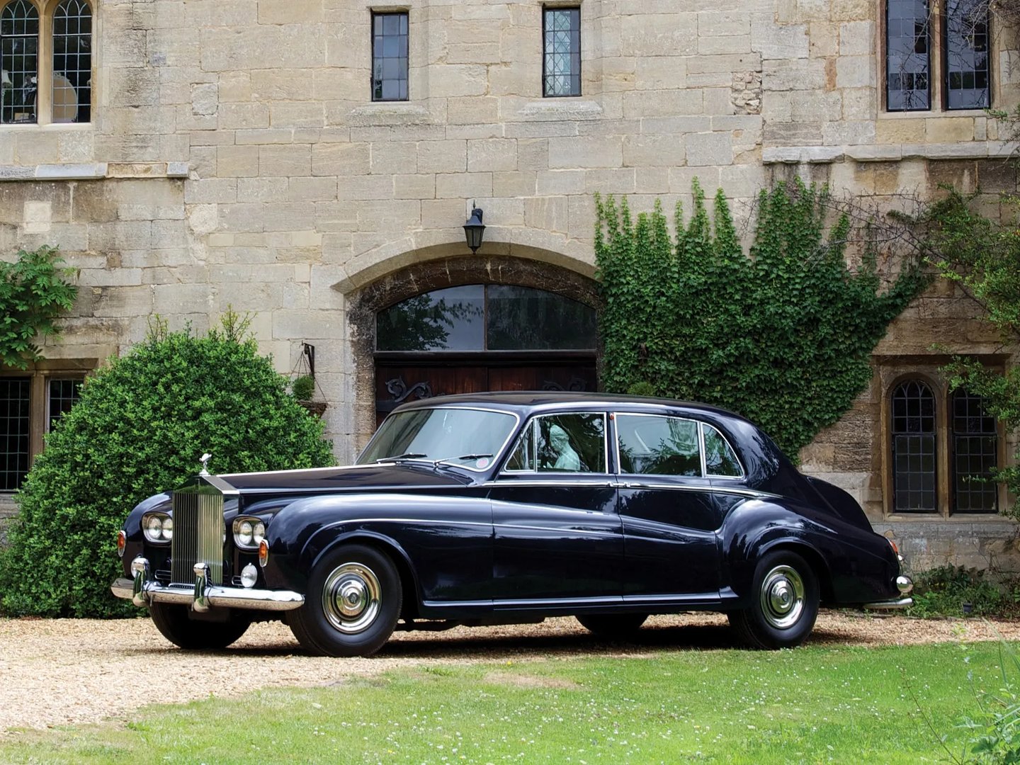 Rolls-Royce_Phantom_5_generation__Sedan__4.jpg