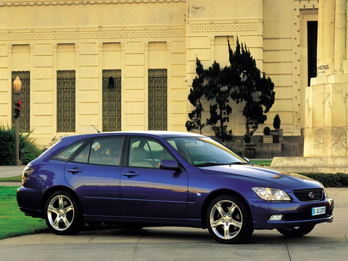 Lexus_IS_1_generation__Estate_5-door__8.jpg