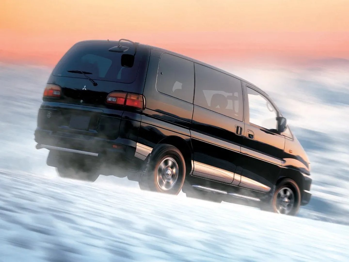Mitsubishi_Space_Gear_1_generation_restyling__Minivan__1.jpg