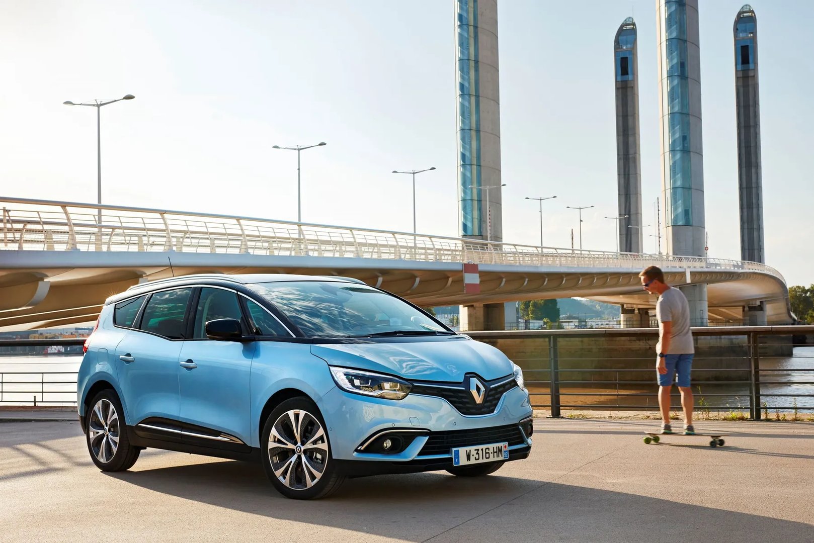 Renault_Grand_Scenic_4_generation__Compact_Van__10.jpg