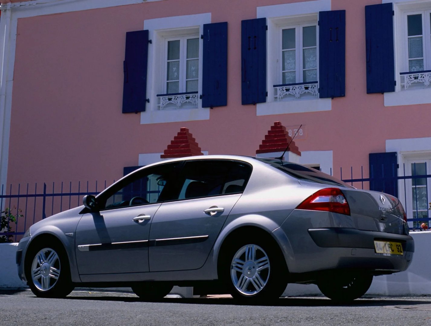 Renault_Megane_2_generation__Sedan__6.jpg