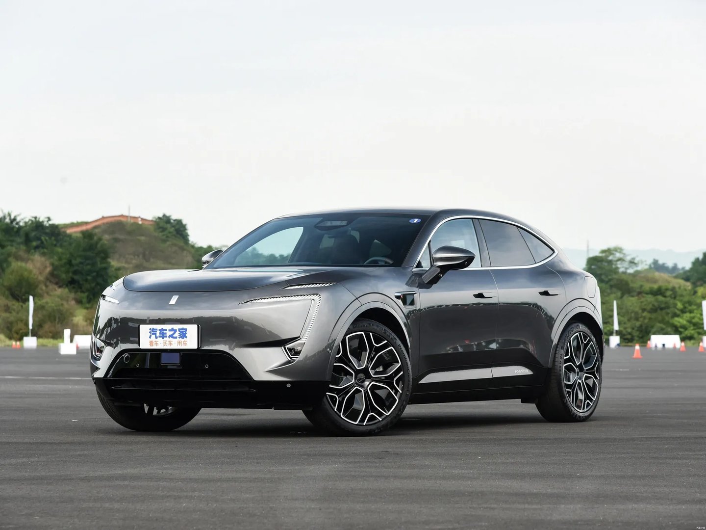 avatr_11_1_generation__SUV_5-doors__1.jpg