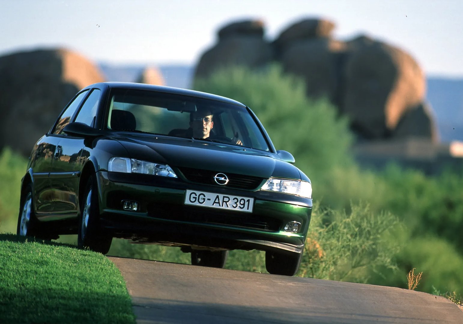 Opel_Vectra_2_generation__Sedan__10.jpg