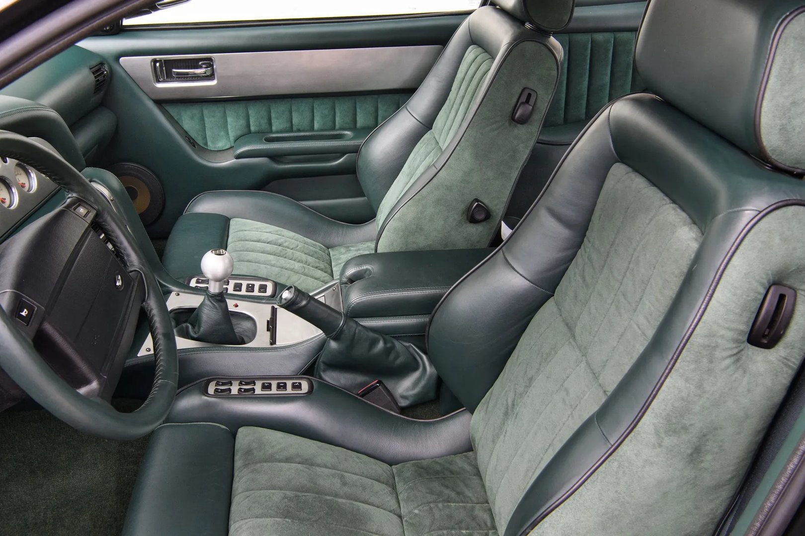 Aston Martin_Vantage_2_generation__Coupe__12.jpg
