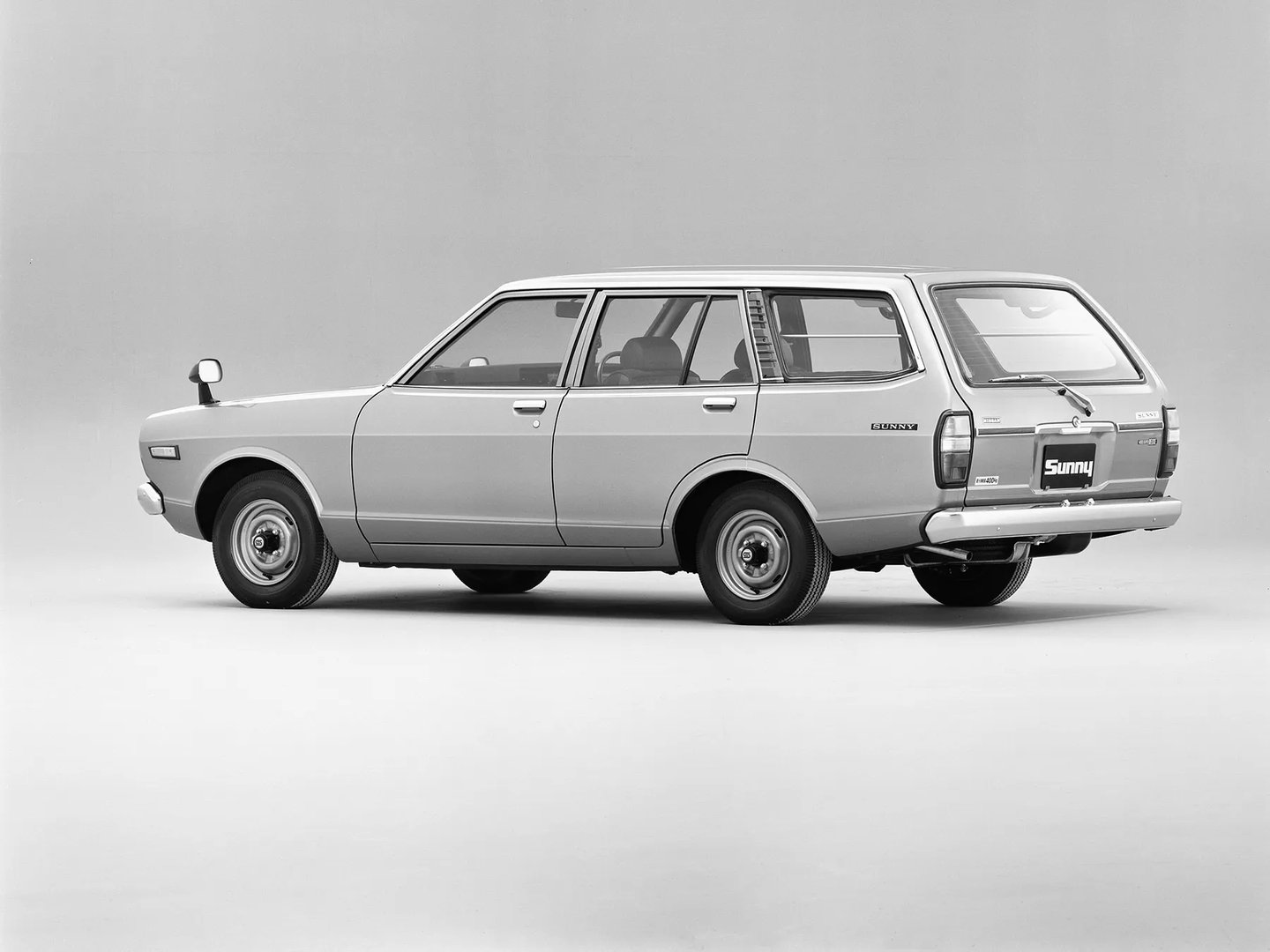 Nissan_Sunny_4_generation__Estate_5-door__8.jpg