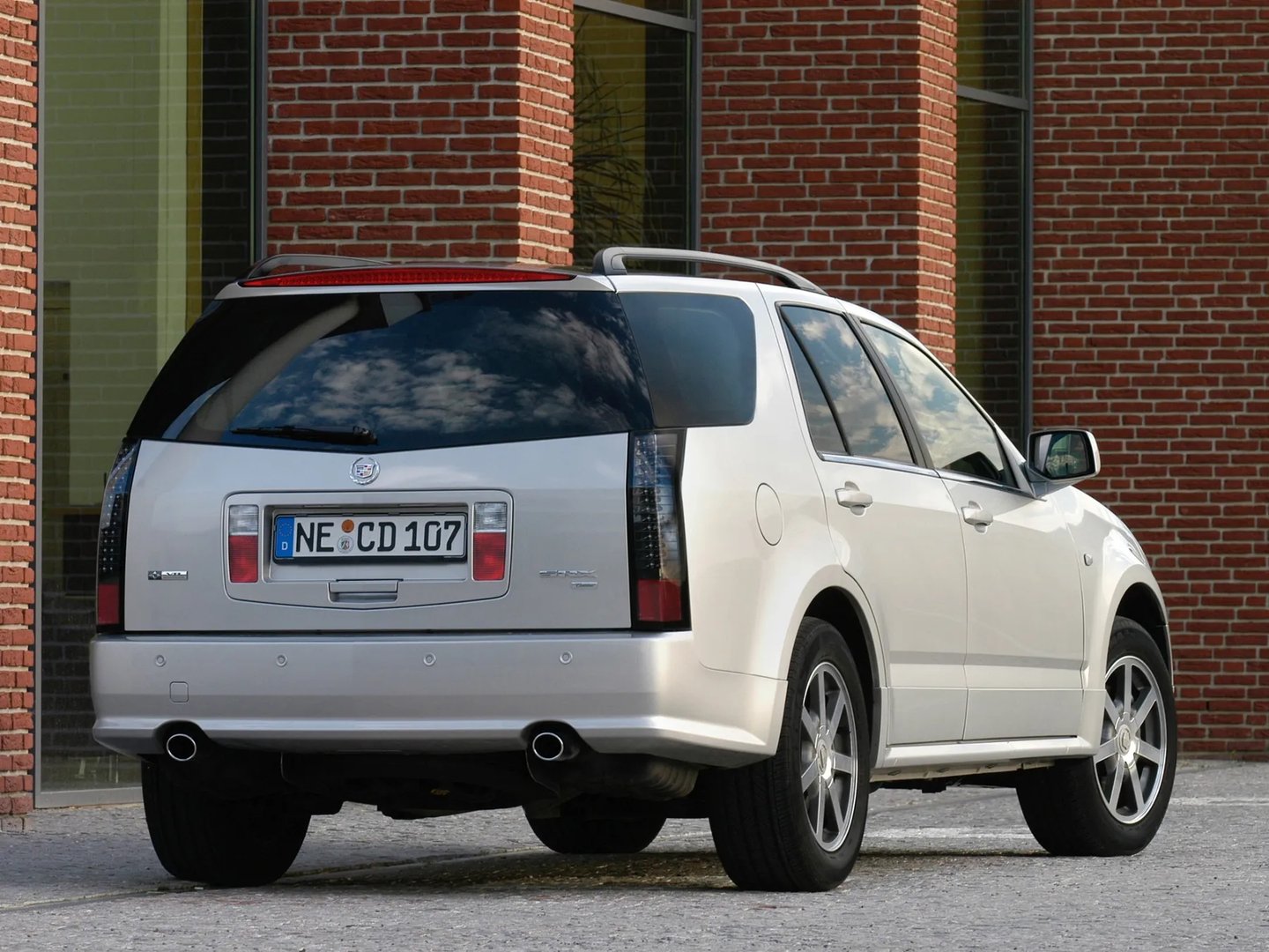 Cadillac_SRX_1_generation__SUV_5-doors__3.jpg