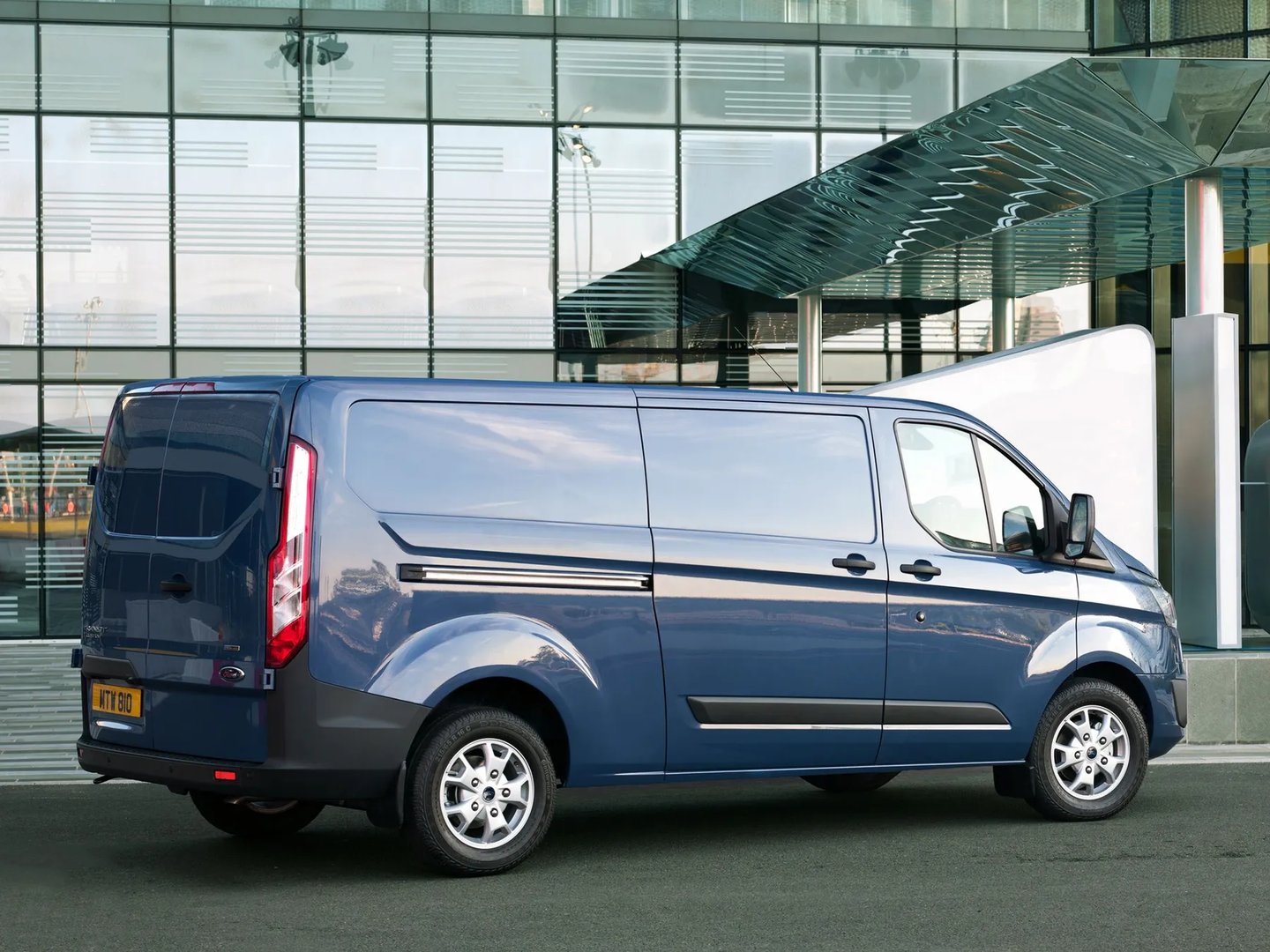 Ford_Transit_Custom_1_generation__Van_Long__2.jpg