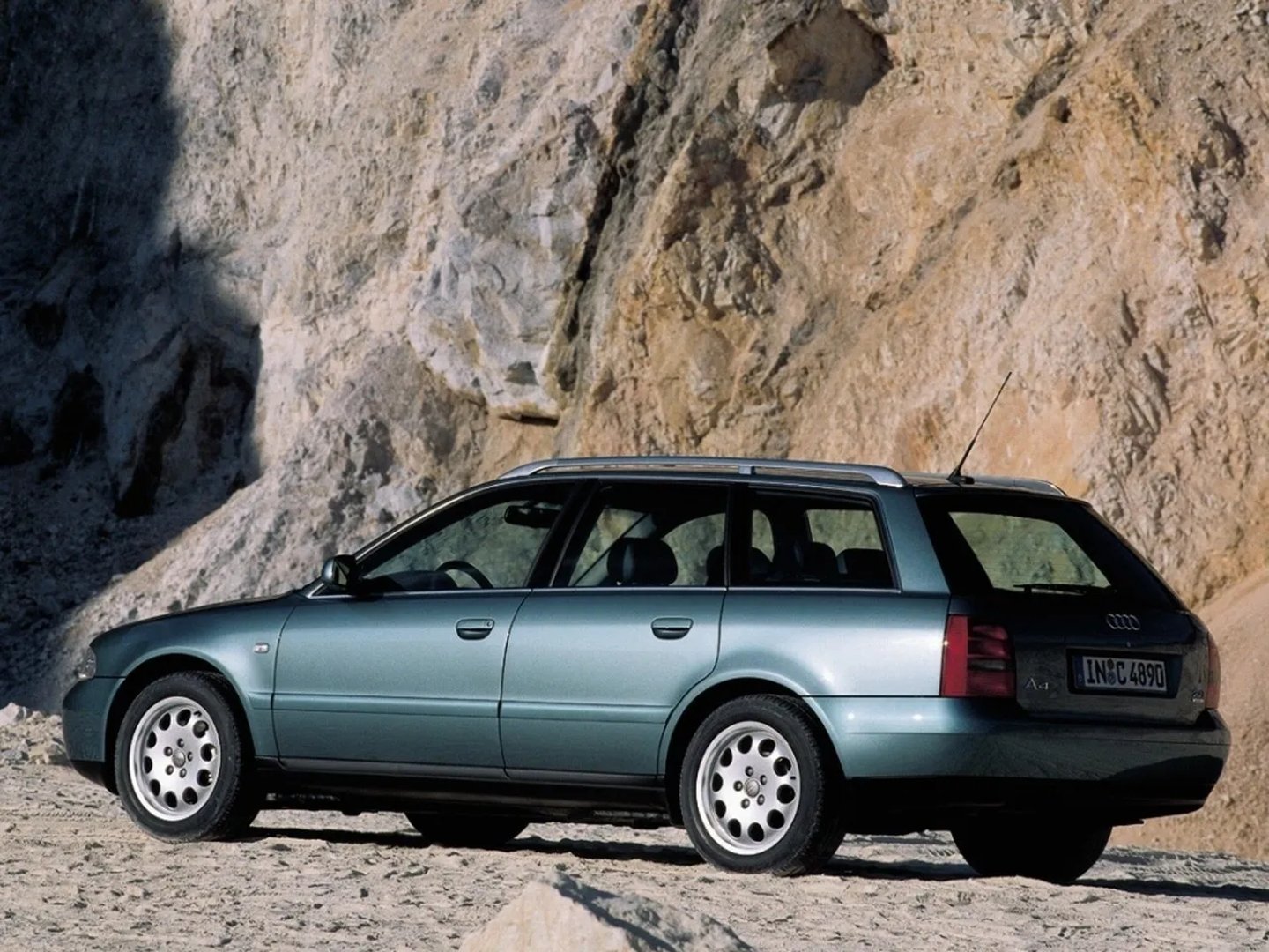 Audi_A4_1_generation_restyling__Estate_5-door__4.jpg