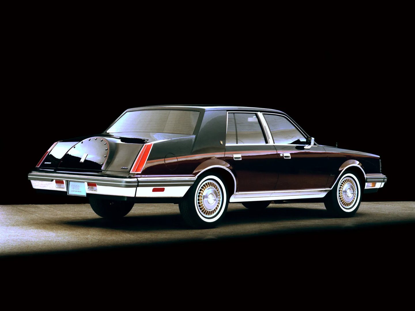Lincoln_Continental_7_generation__Sedan__4.jpg