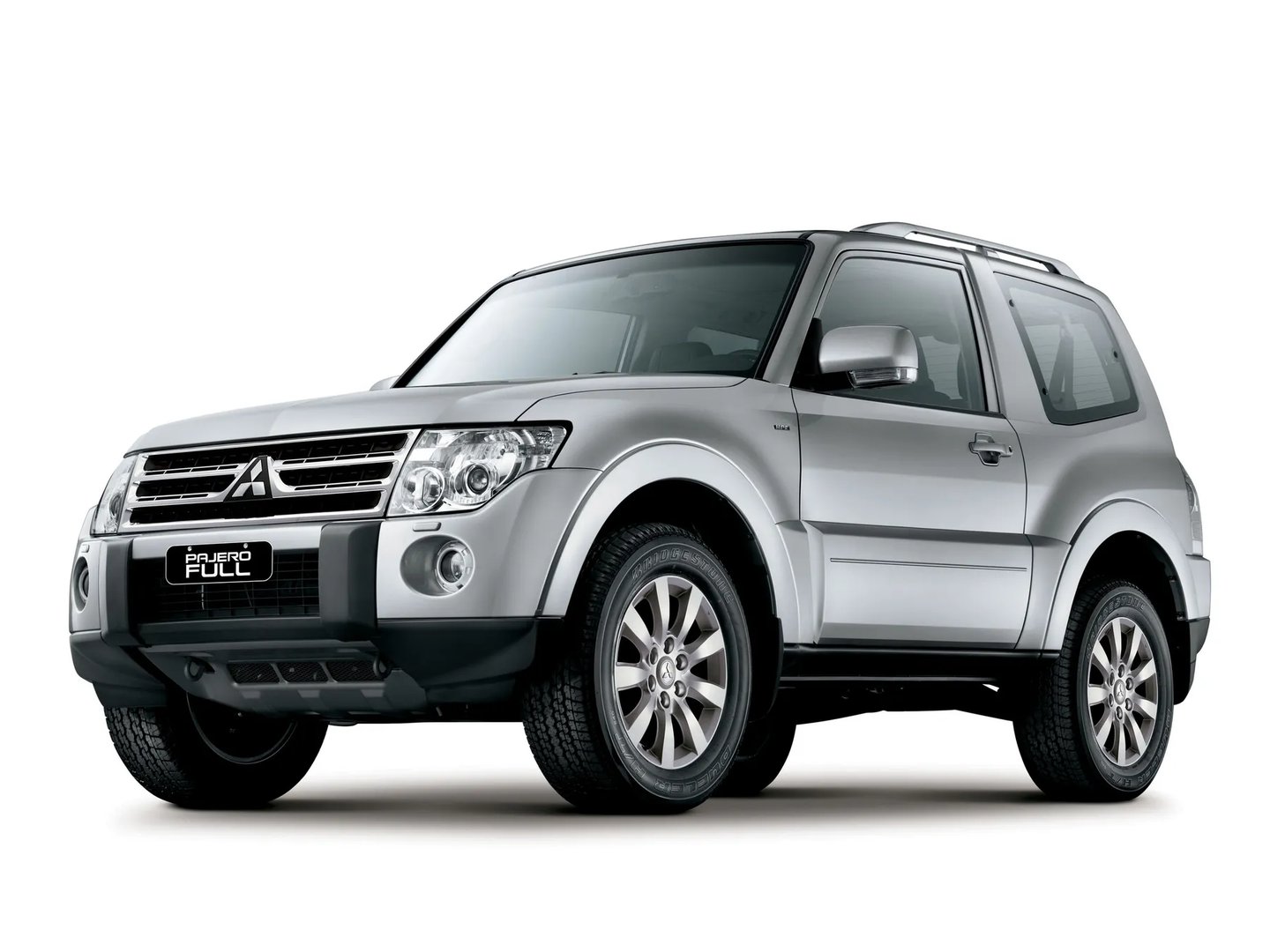 Mitsubishi_Montero_4_generation__SUV_3-doors__1.jpg