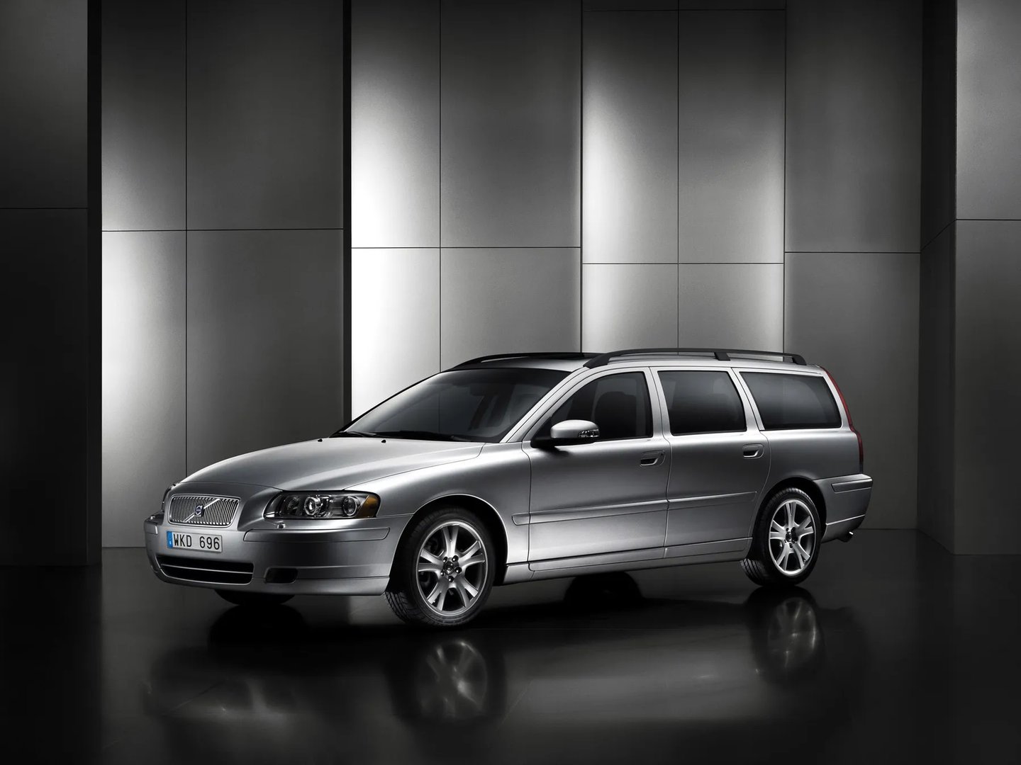 Volvo_V70_2_generation_restyling__Estate_5-door__3.jpg