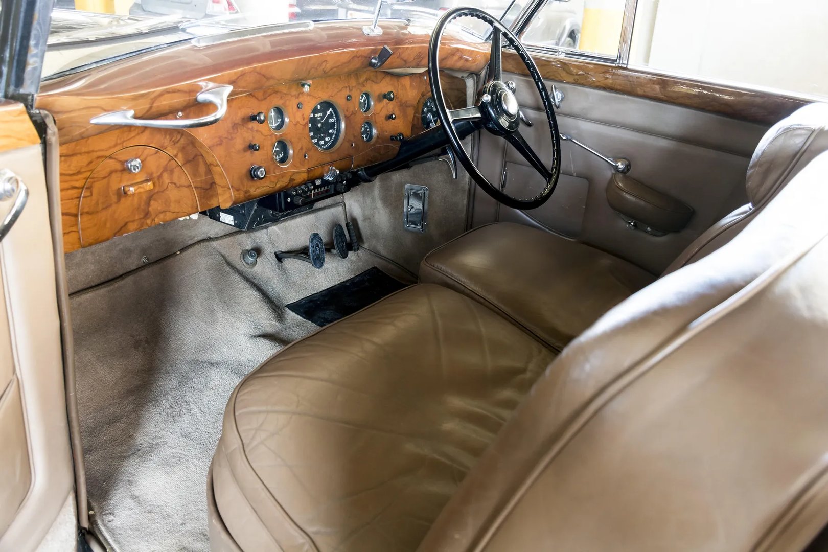 Rolls-Royce_Silver_Wraith_1_generation__Sedan_2-doors__12.jpg